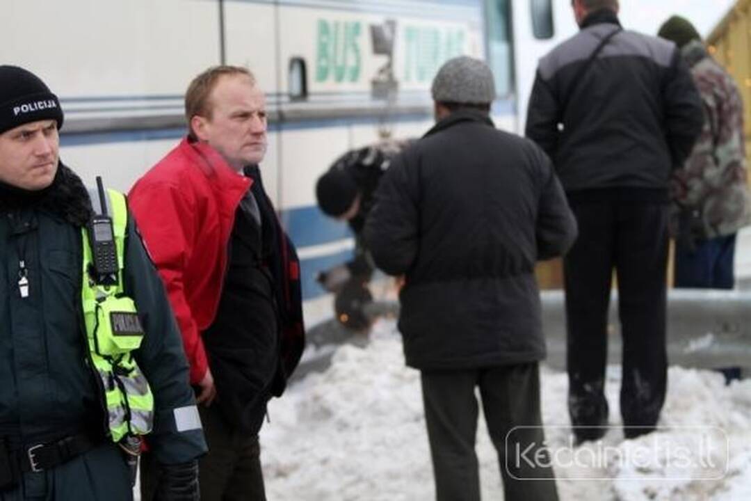 Šėtoje keleivinis autobusas atsitrenkė į namo stogą