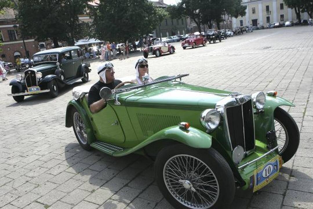 Rotušės aikštėje – senovinių automobilių paradas