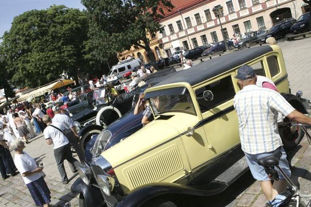 Rotušės aikštėje – senovinių automobilių paradas