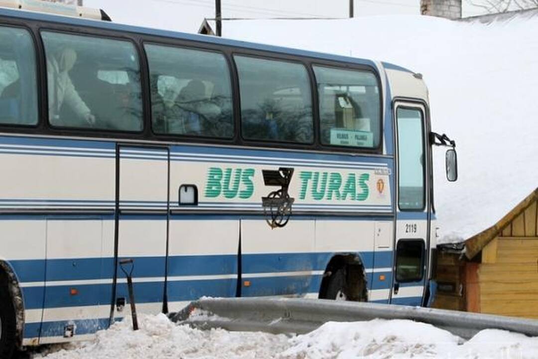Šėtoje keleivinis autobusas atsitrenkė į namo stogą