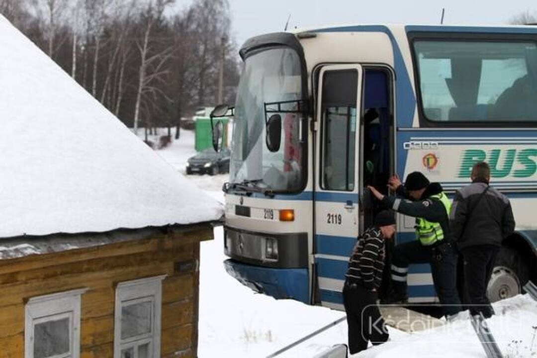 Šėtoje keleivinis autobusas atsitrenkė į namo stogą