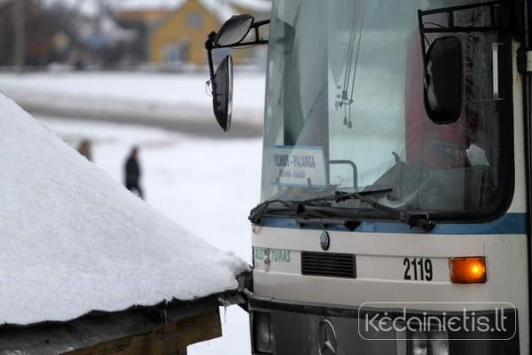 Šėtoje keleivinis autobusas atsitrenkė į namo stogą
