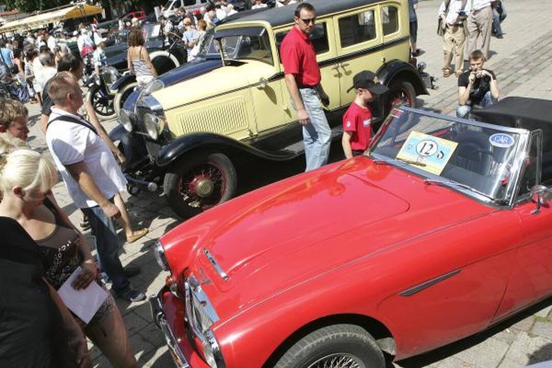 Rotušės aikštėje – senovinių automobilių paradas