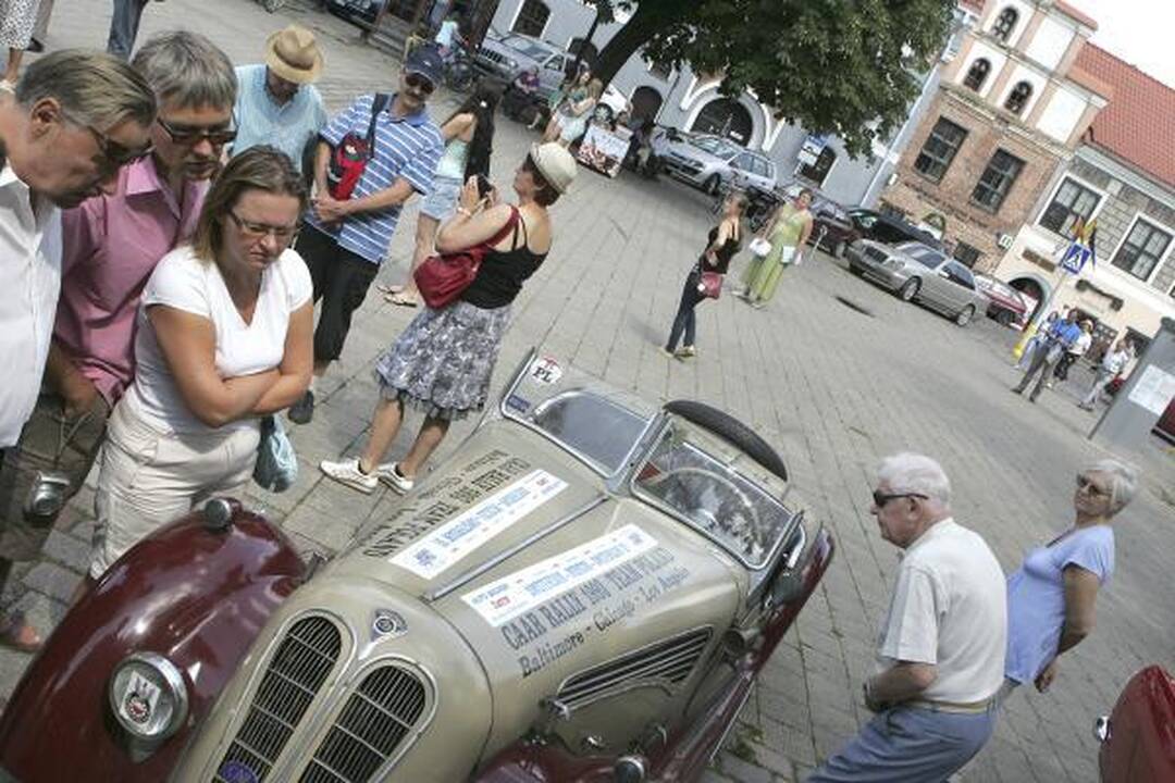 Rotušės aikštėje – senovinių automobilių paradas