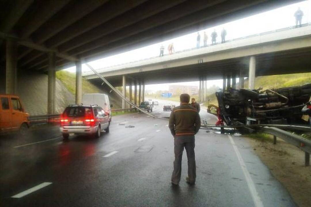 Kaune nuo viaduko nugarmėjo sunkvežimis, aukų išvengta (papildyta)