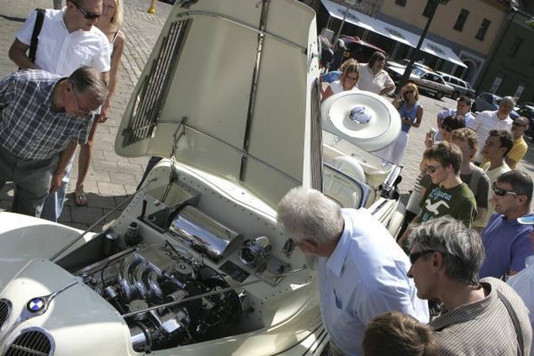 Rotušės aikštėje – senovinių automobilių paradas