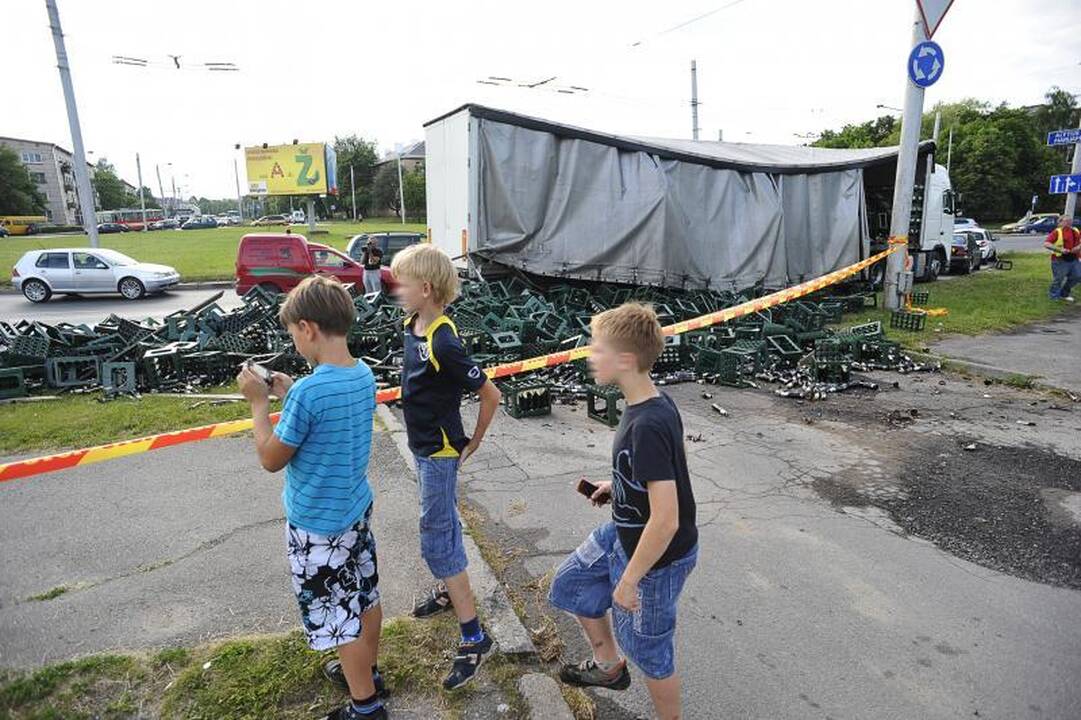 Kaune vilkikas išbarstė dėžes su alumi  
