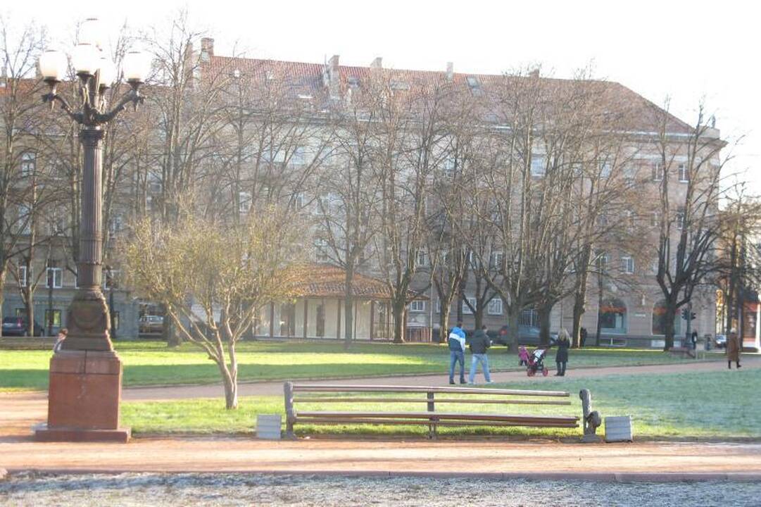 Vandalai niokoja naujus Lukiškių aikštės suoliukus