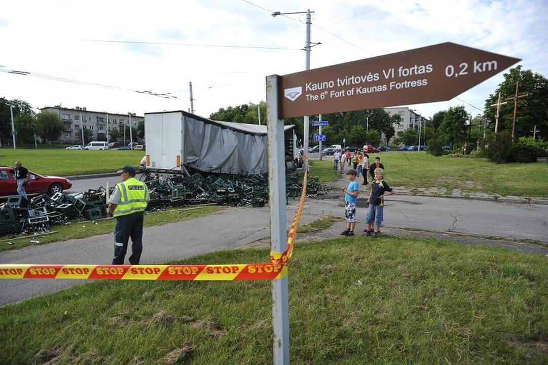Kaune vilkikas išbarstė dėžes su alumi  