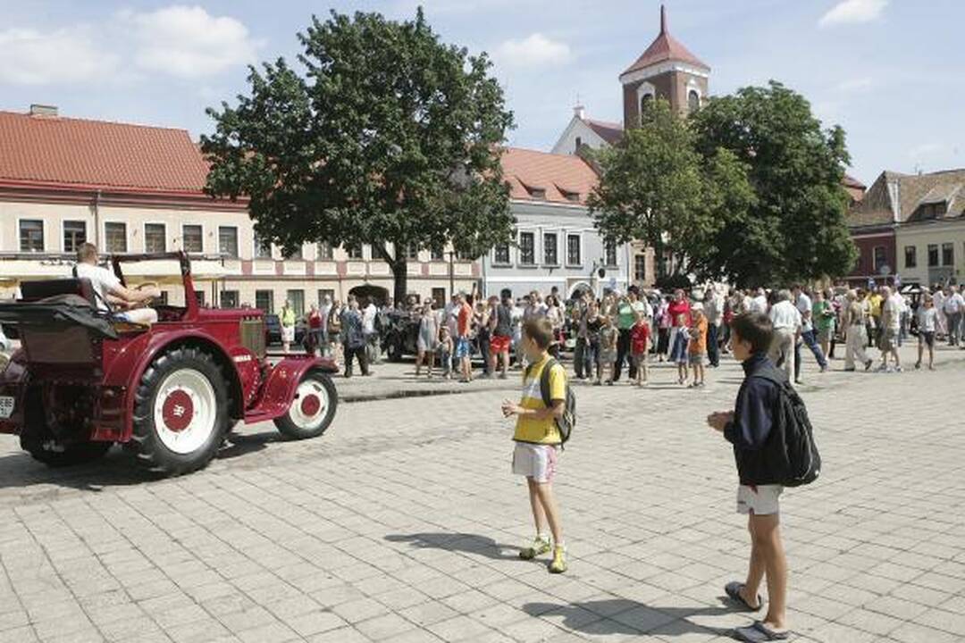 Rotušės aikštėje – senovinių automobilių paradas