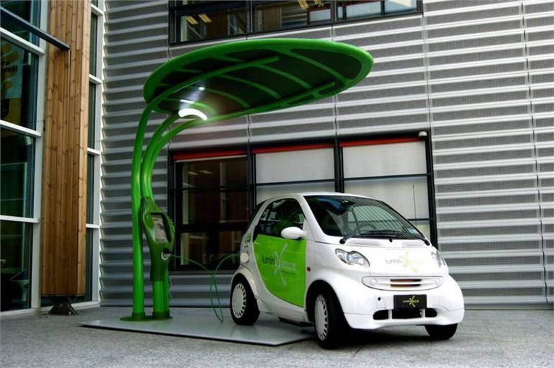 Lapo formos “Lotus” elektromobilio pakrovėjas apšvies ir gatves
