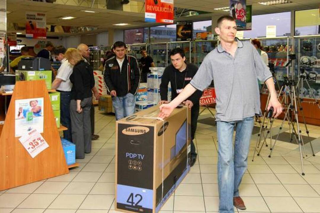 Naktinės nuolaidos išskirtinės pirkėjų apgulties nesulaukė