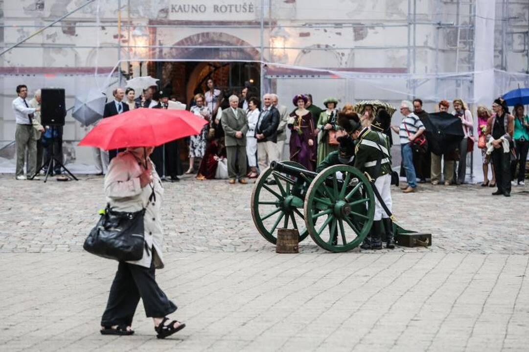 Rotušės aikštę drebino patrankos šūviai 