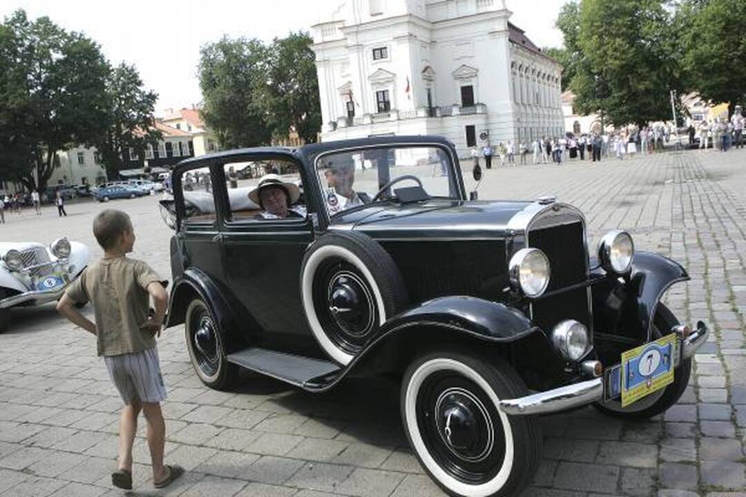 Rotušės aikštėje – senovinių automobilių paradas