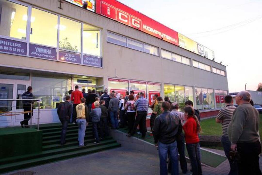 Naktinės nuolaidos išskirtinės pirkėjų apgulties nesulaukė