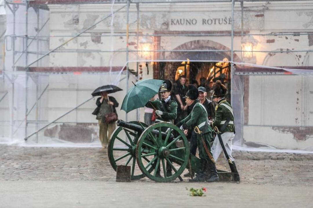 Rotušės aikštę drebino patrankos šūviai 