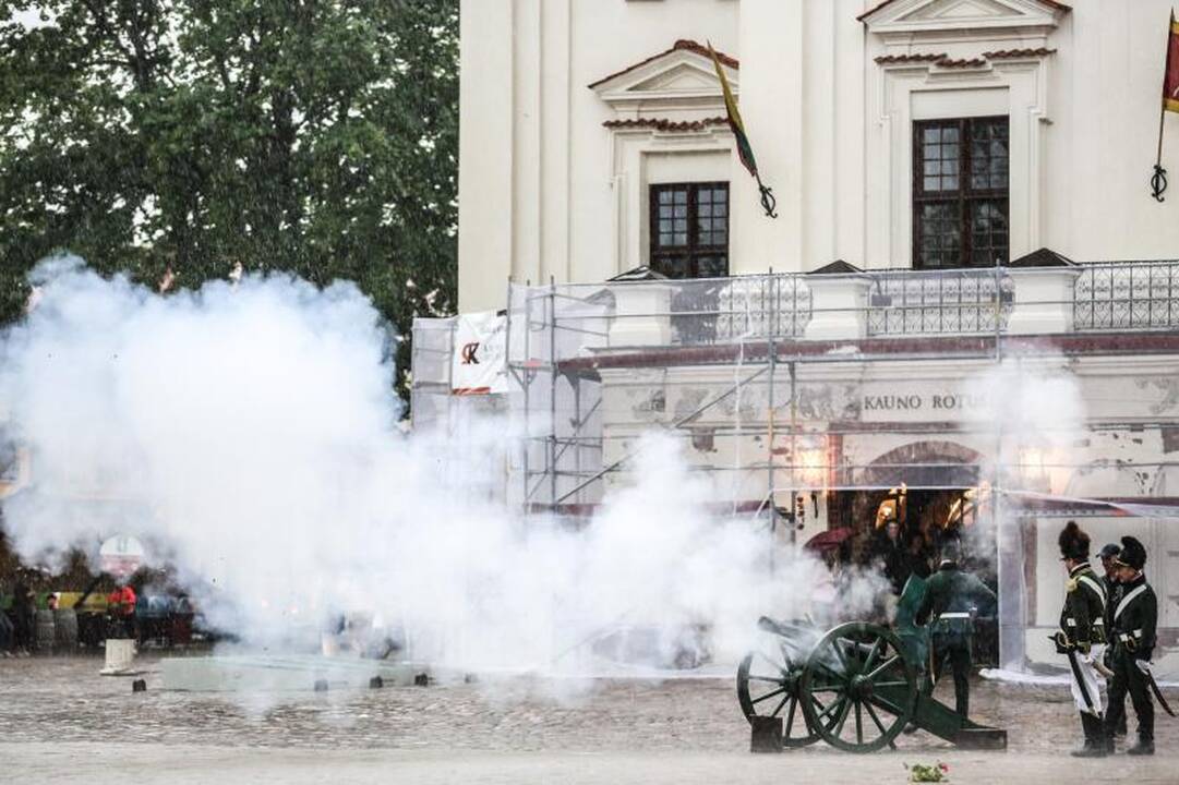 Rotušės aikštę drebino patrankos šūviai 