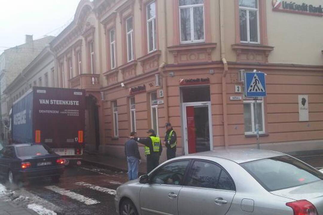 Pasiklydęs vilkikas Vilniaus centre sukėlė spūstis