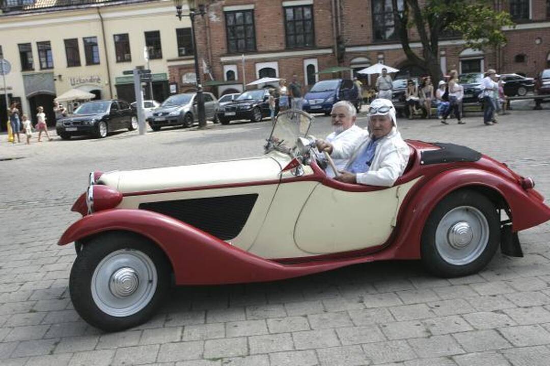 Rotušės aikštėje – senovinių automobilių paradas