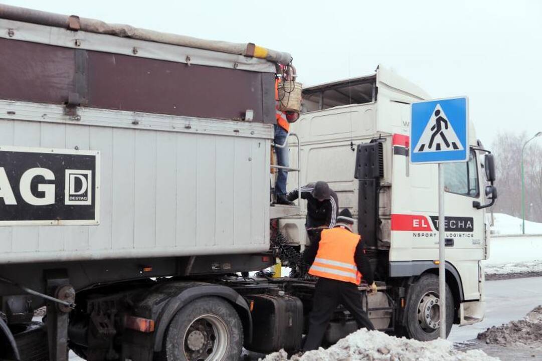 Mokyklos gatvę nusėjo į uostą gabenti grūdai