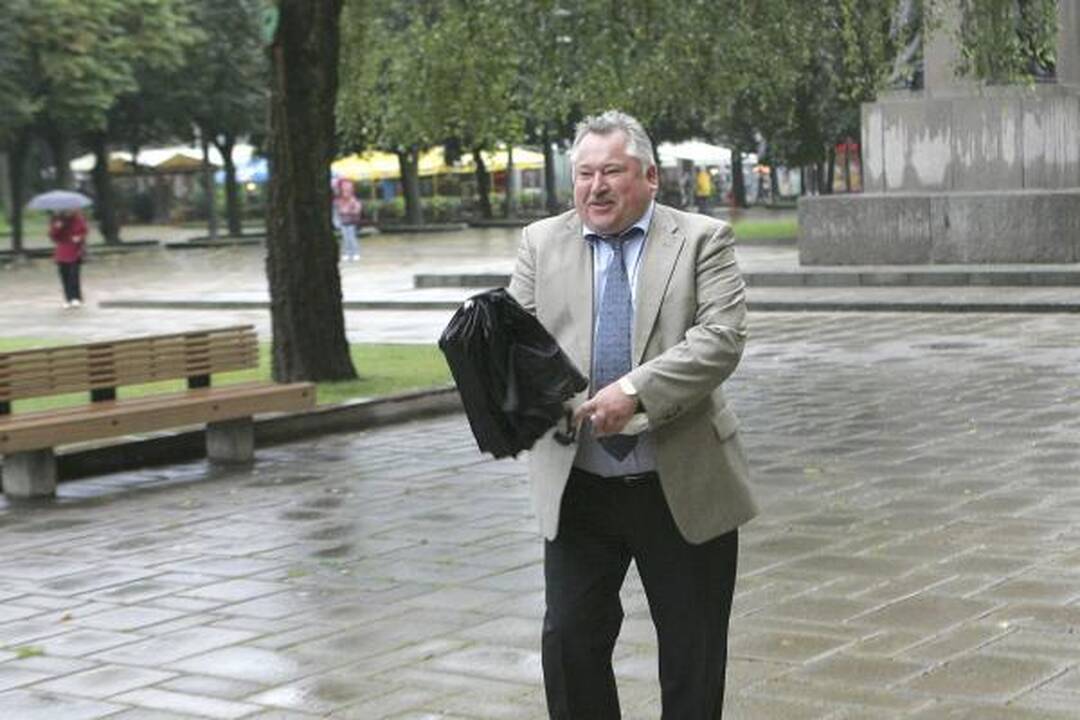 Politikai į darbą bėgo, važiavo dviračiais ir ėjo pėstute 