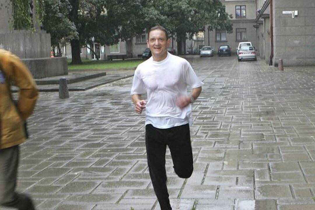 Politikai į darbą bėgo, važiavo dviračiais ir ėjo pėstute 