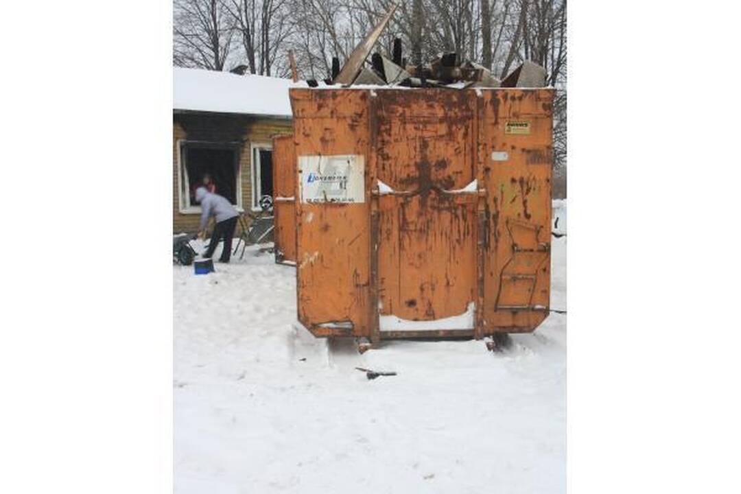 Savanoriai valė sudegusią gyvūnų prieglaudą