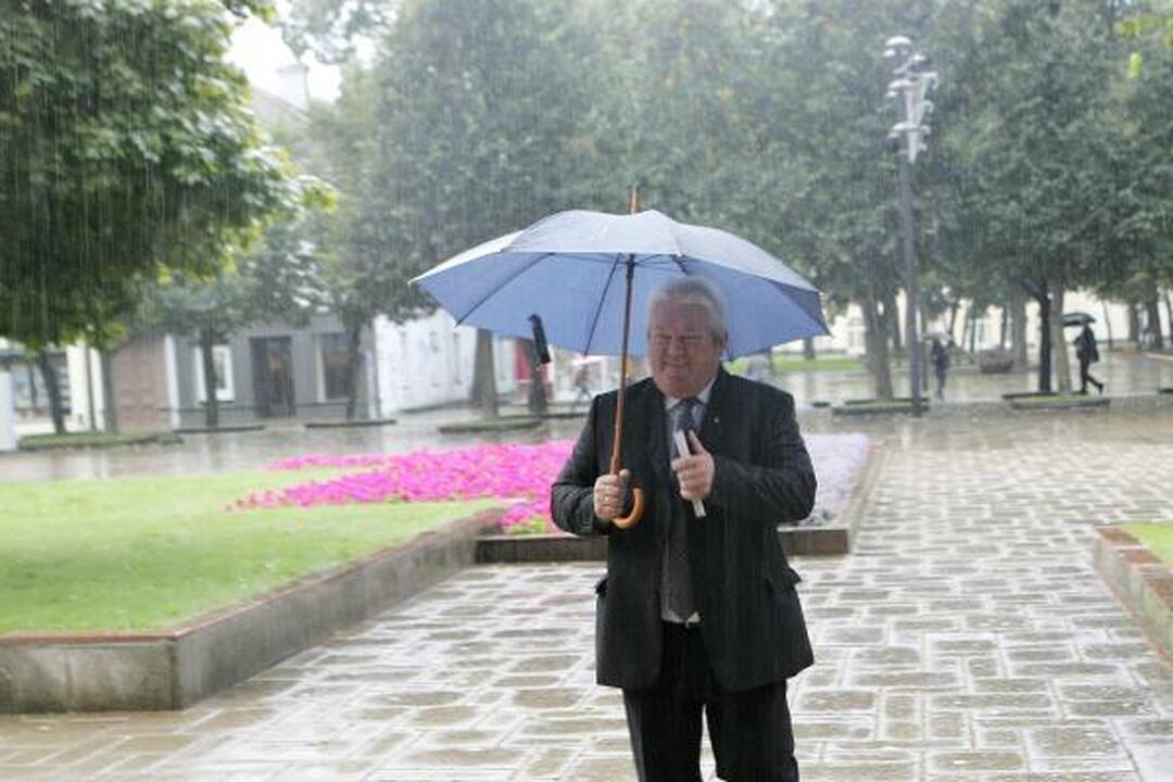 Politikai į darbą bėgo, važiavo dviračiais ir ėjo pėstute 