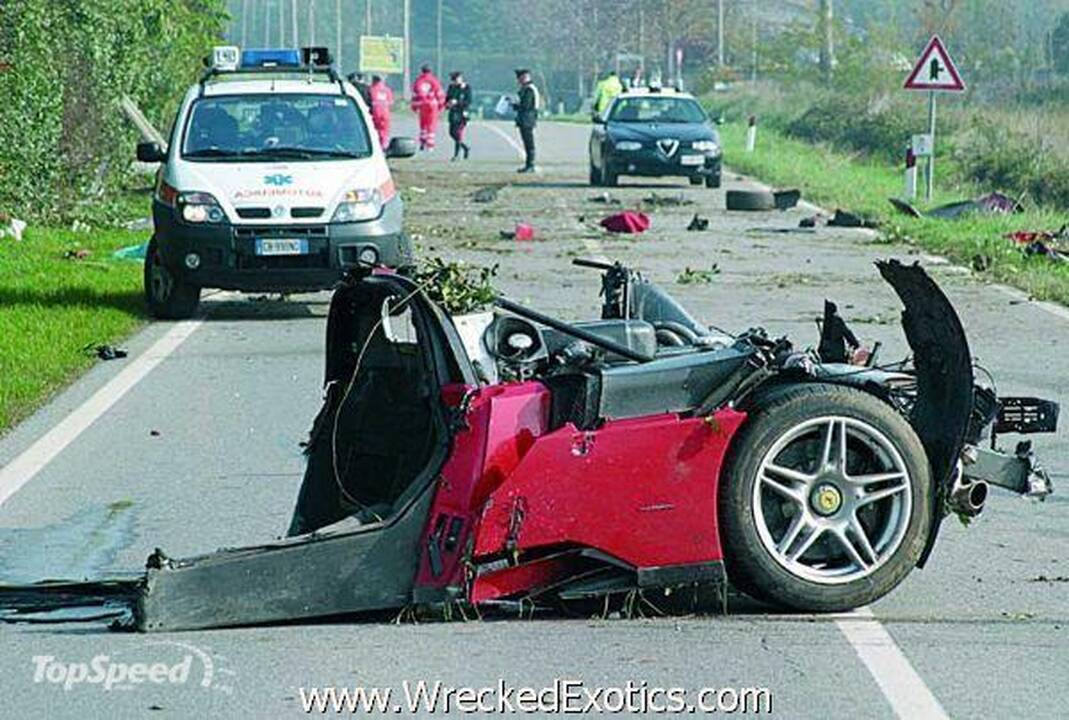 Įspūdingiausios superautomobilių avarijos (foto)