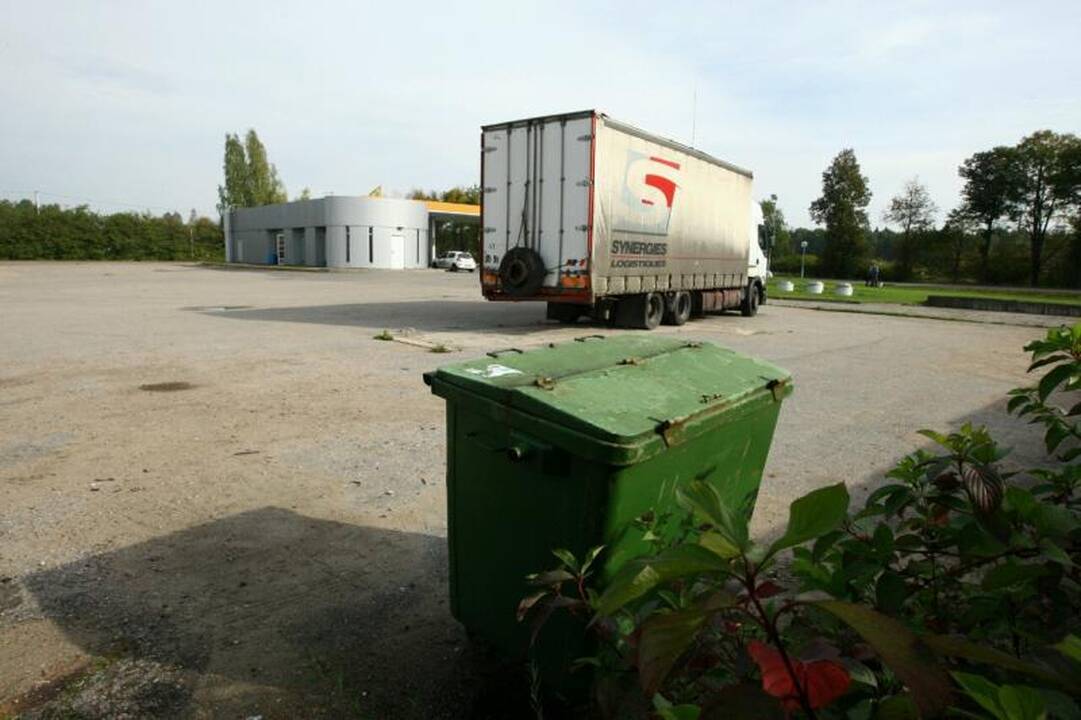 Dėl negyvo kūdikio degalinėje sulaikyti du įtariamieji 