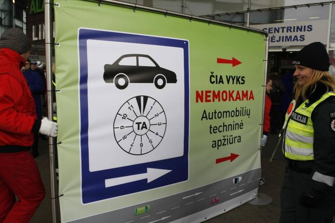 Klaipėdos merą vadavo iš sumaitotos mašinos
