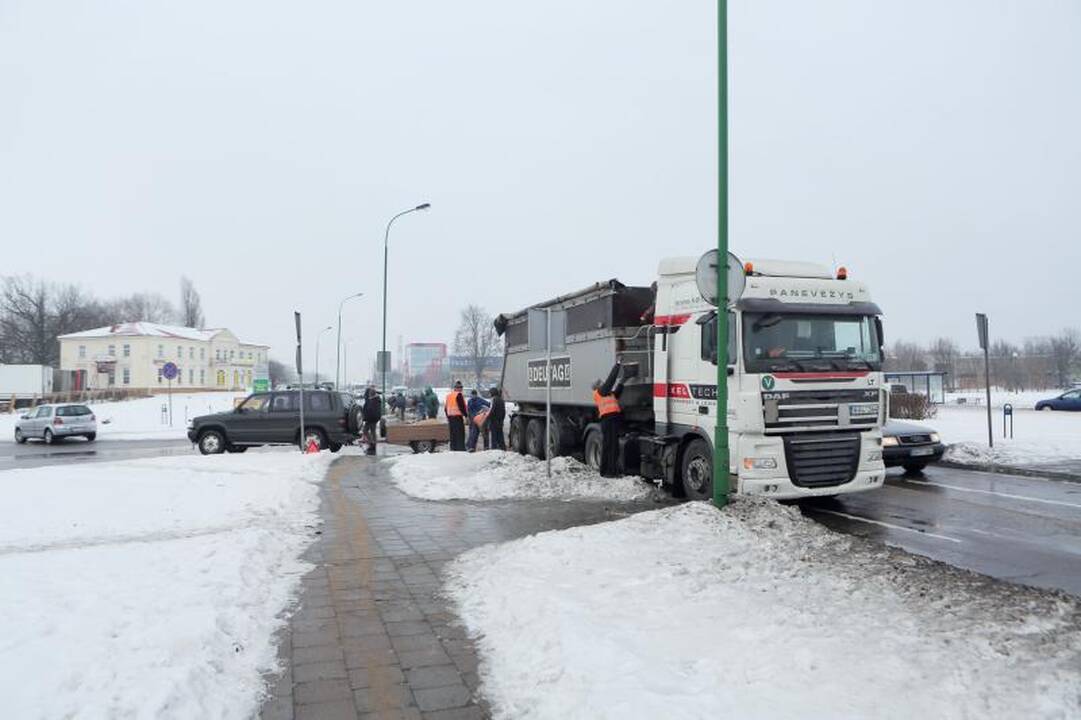 Mokyklos gatvę nusėjo į uostą gabenti grūdai
