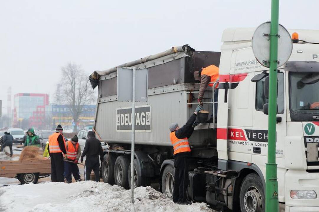 Mokyklos gatvę nusėjo į uostą gabenti grūdai