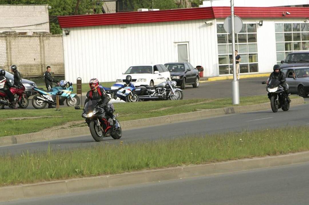 Kauno policininkai motociklininkų šėlsmą ramino tik iki 22 val. (papildyta)