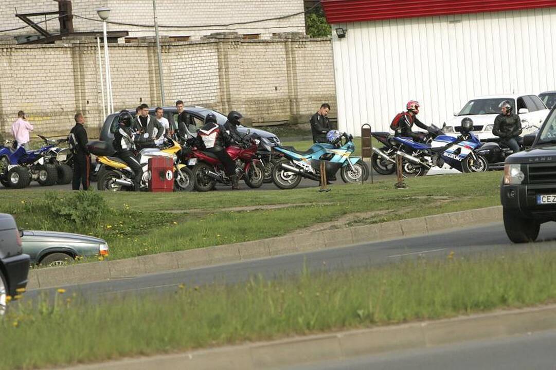 Kauno policininkai motociklininkų šėlsmą ramino tik iki 22 val. (papildyta)
