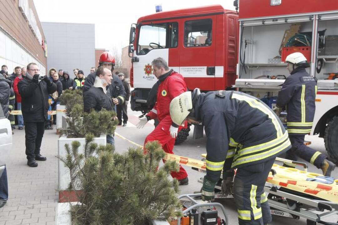 Klaipėdos merą vadavo iš sumaitotos mašinos