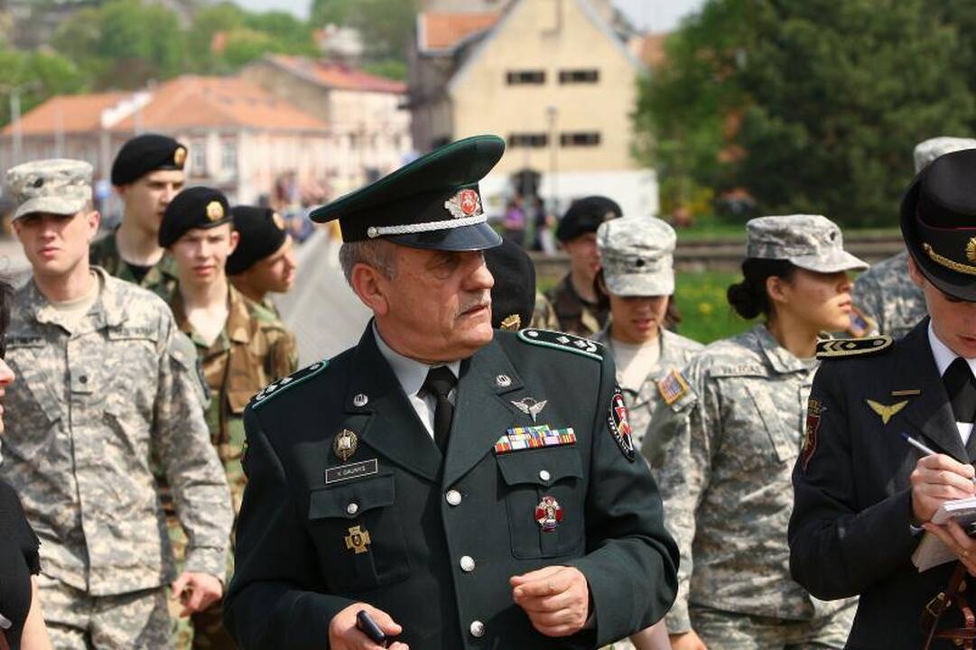 Amerikiečių kariai Kaune pasiraitoję rankoves rinko šiukšles