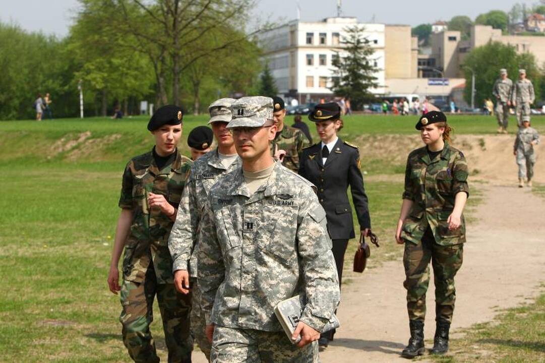 Amerikiečių kariai Kaune pasiraitoję rankoves rinko šiukšles