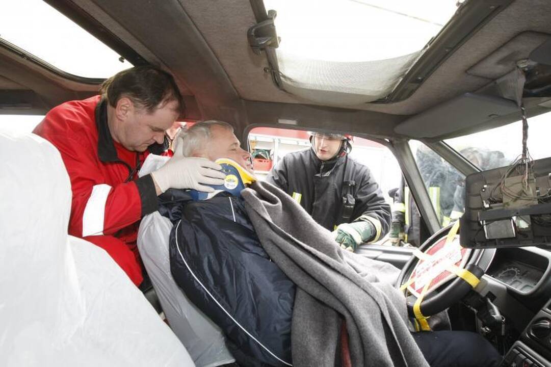 Klaipėdos merą vadavo iš sumaitotos mašinos