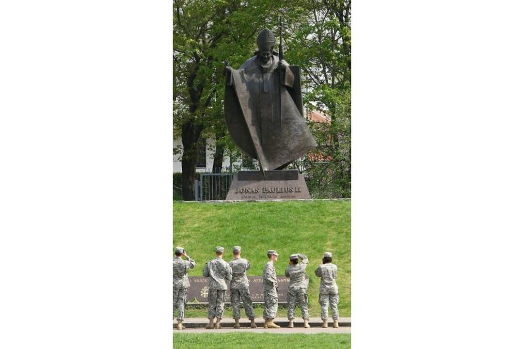 Amerikiečių kariai Kaune pasiraitoję rankoves rinko šiukšles