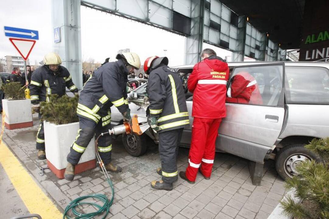 Klaipėdos merą vadavo iš sumaitotos mašinos