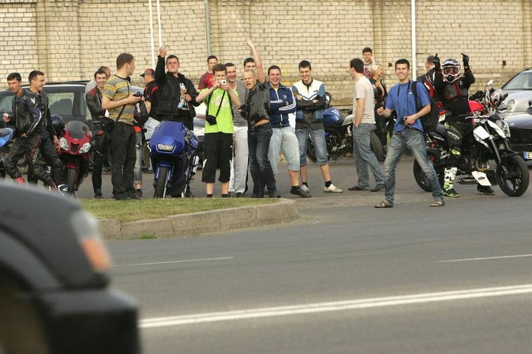 Kauno policininkai motociklininkų šėlsmą ramino tik iki 22 val. (papildyta)