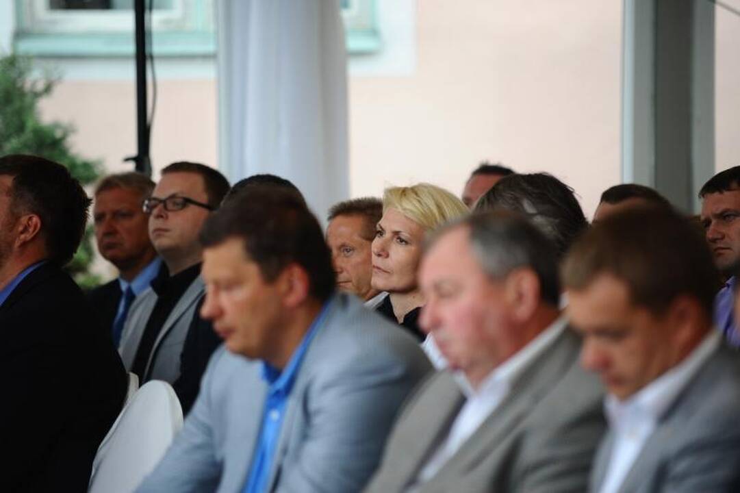 Klaipėdos arenoje pradėtas lieti ledas   