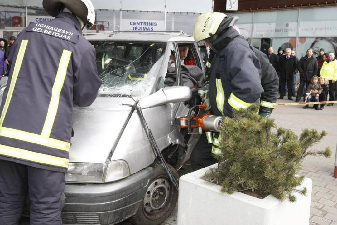Klaipėdos merą vadavo iš sumaitotos mašinos