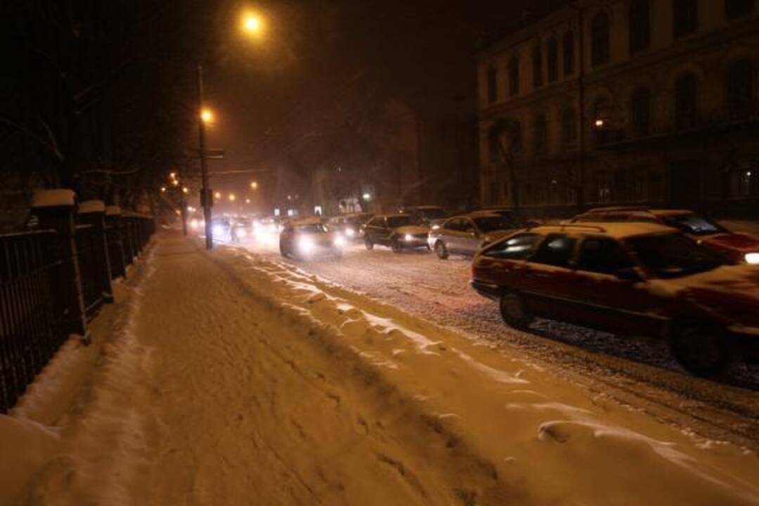 Po pūgos eismo sąlygos sudėtingos, įkalnėse stringa vilkikai (papildyta)