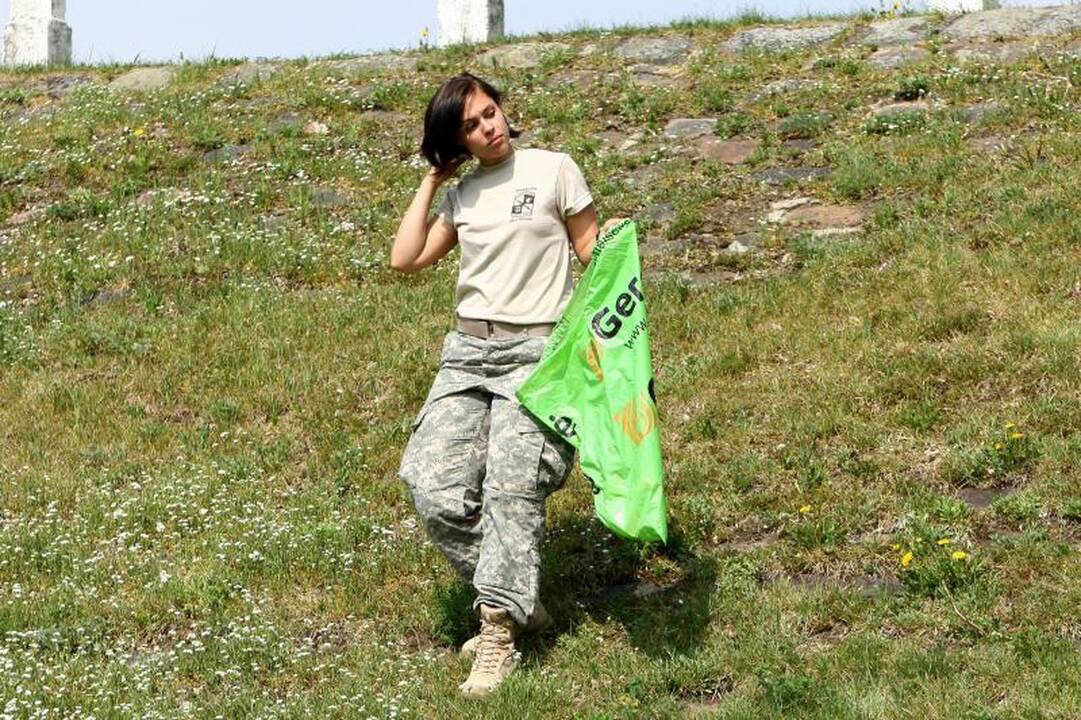 Amerikiečių kariai Kaune pasiraitoję rankoves rinko šiukšles