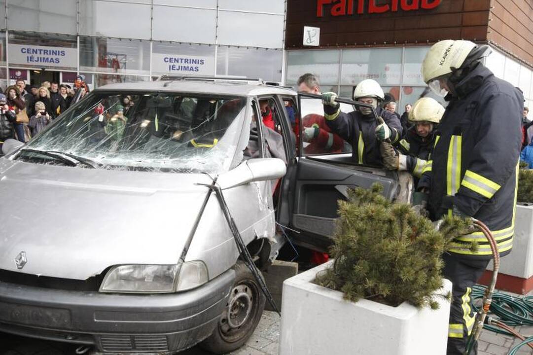 Klaipėdos merą vadavo iš sumaitotos mašinos