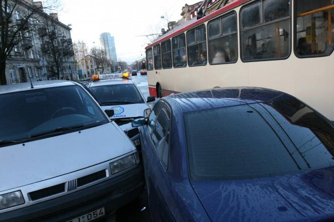 Neatidaus vairuotojo klaida: sudaužyti trys automobiliai