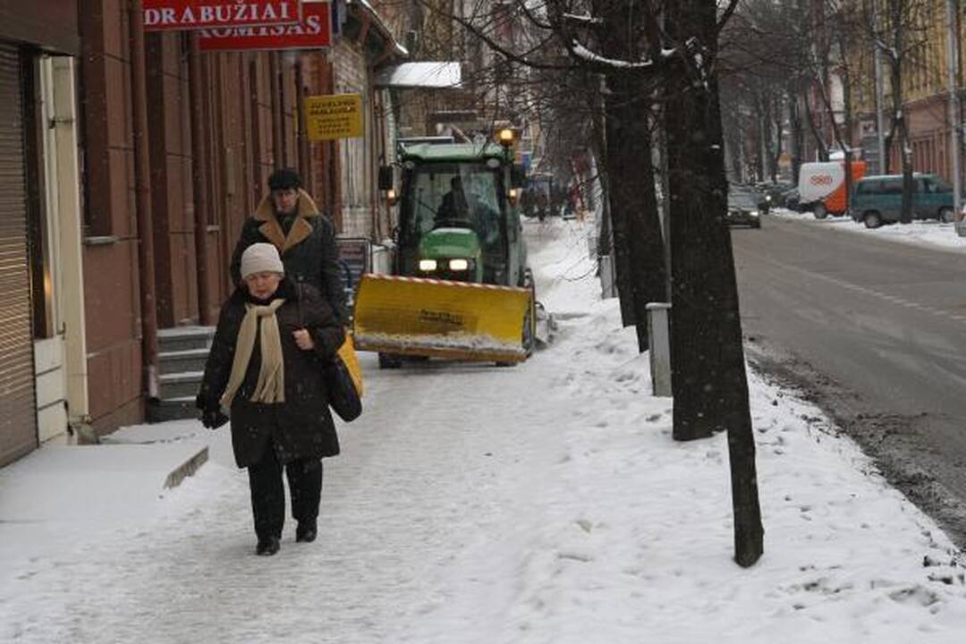 Po pūgos eismo sąlygos sudėtingos, įkalnėse stringa vilkikai (papildyta)