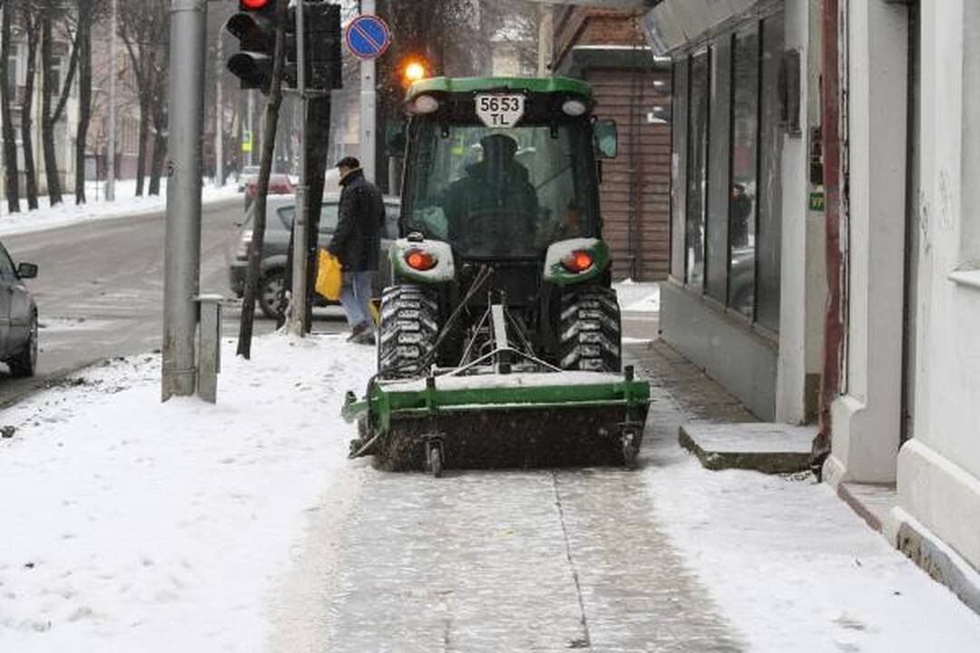Po pūgos eismo sąlygos sudėtingos, įkalnėse stringa vilkikai (papildyta)